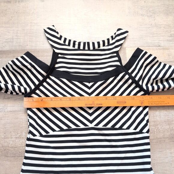 BEBE COLD SHOULDER STRIPED TOP STRETCHY S LONG SLEEVED - Picture 4 of 7